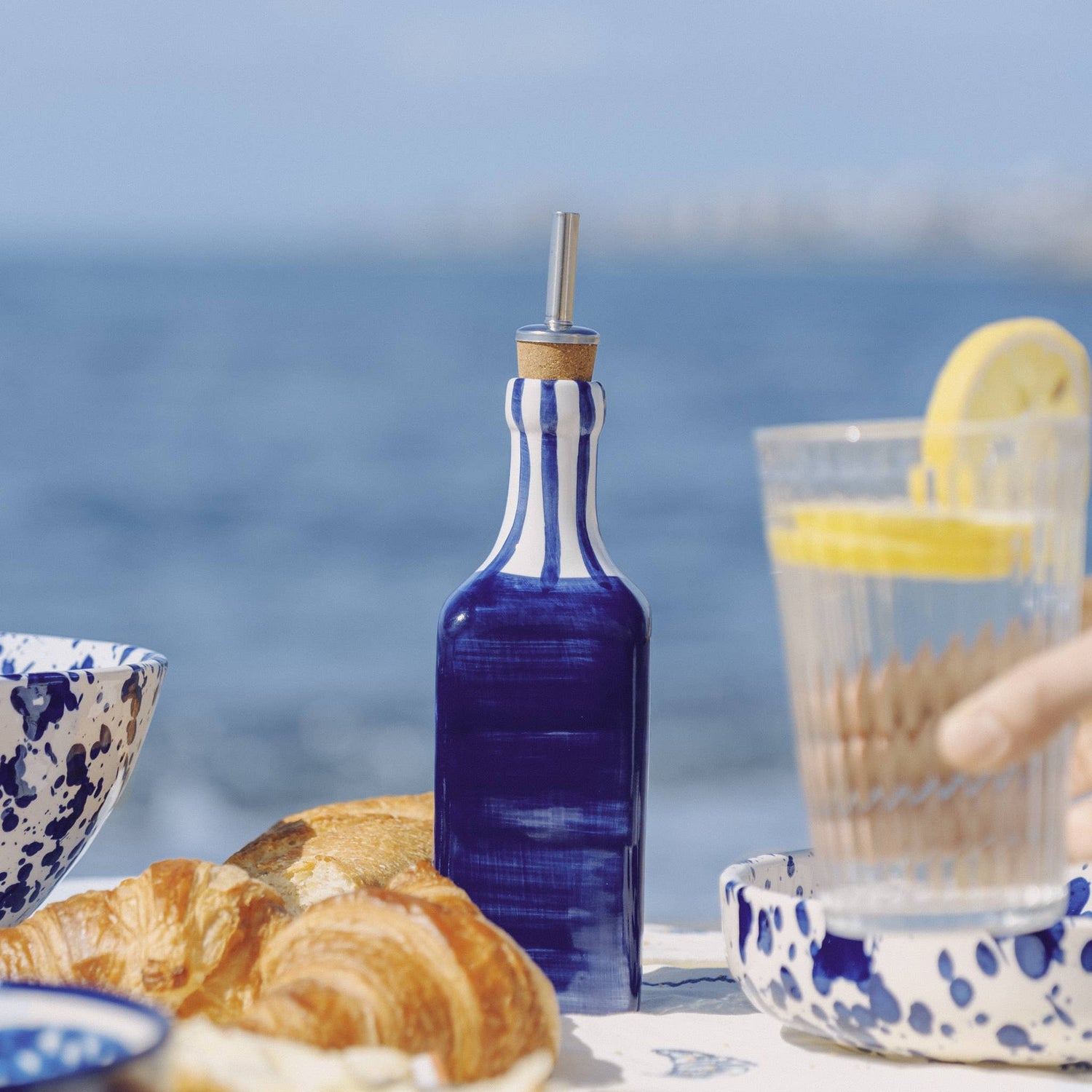 Spaanse keramische oliefles 475 ml - Costa Azul - Blauwe Strepen
