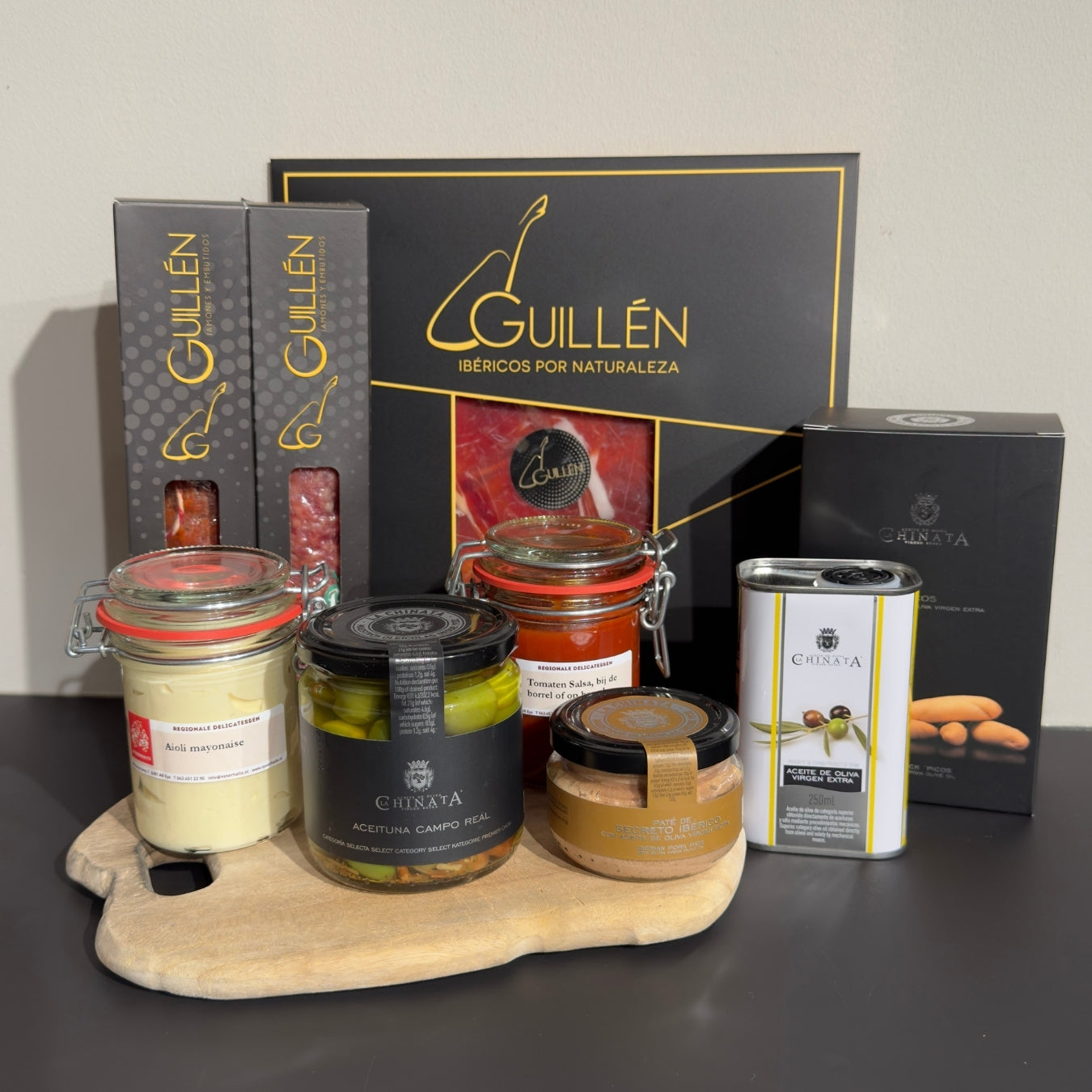 Spaans borrelpakket met handgesneden Jamon Iberico &amp; delicatessen